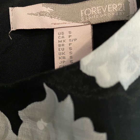 Sleeveless short dress - Picture 3 of 3